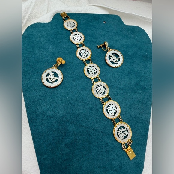 Vintage Good Fortune Mother of Pearl Bracelet and Screwback earrings - Picture 2 of 3